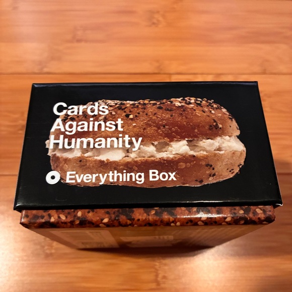 Cards Against Humanity Everything Box - Picture 2 of 6